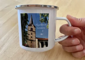 Gegen eine Spende kann eine Tasse mit der Darstellung der Pilgerkriche erworben werden. | Foto: privat