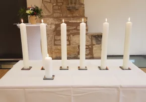 Brennende Kerzen erinnern an die Opfer des Holocaust. | Foto: Foto: Augustinerkloster