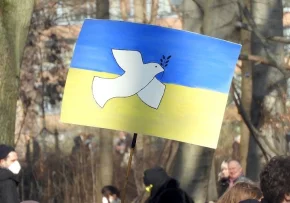 Die ukrainische Flagge mit Friedenstaube auf einer Demonstration. | Foto: Fundus/ Anne Thorau
