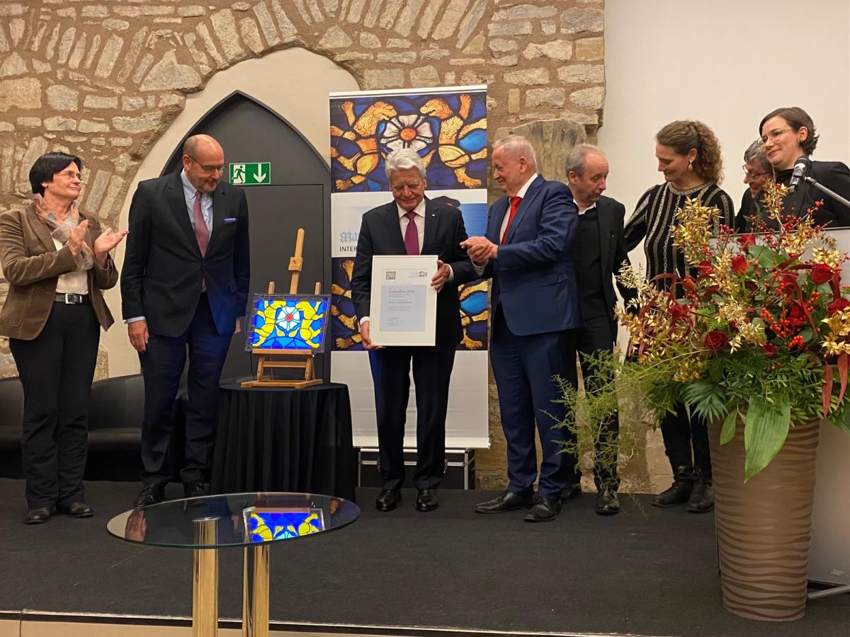 Bundespräsident Joachim Gauck mit der LutherRose. | Foto: Foto: Franzisca Friedrich Bundespräsident Joachim Gauck mit der LutherRose. | Foto: Foto: Franzisca Friedrich