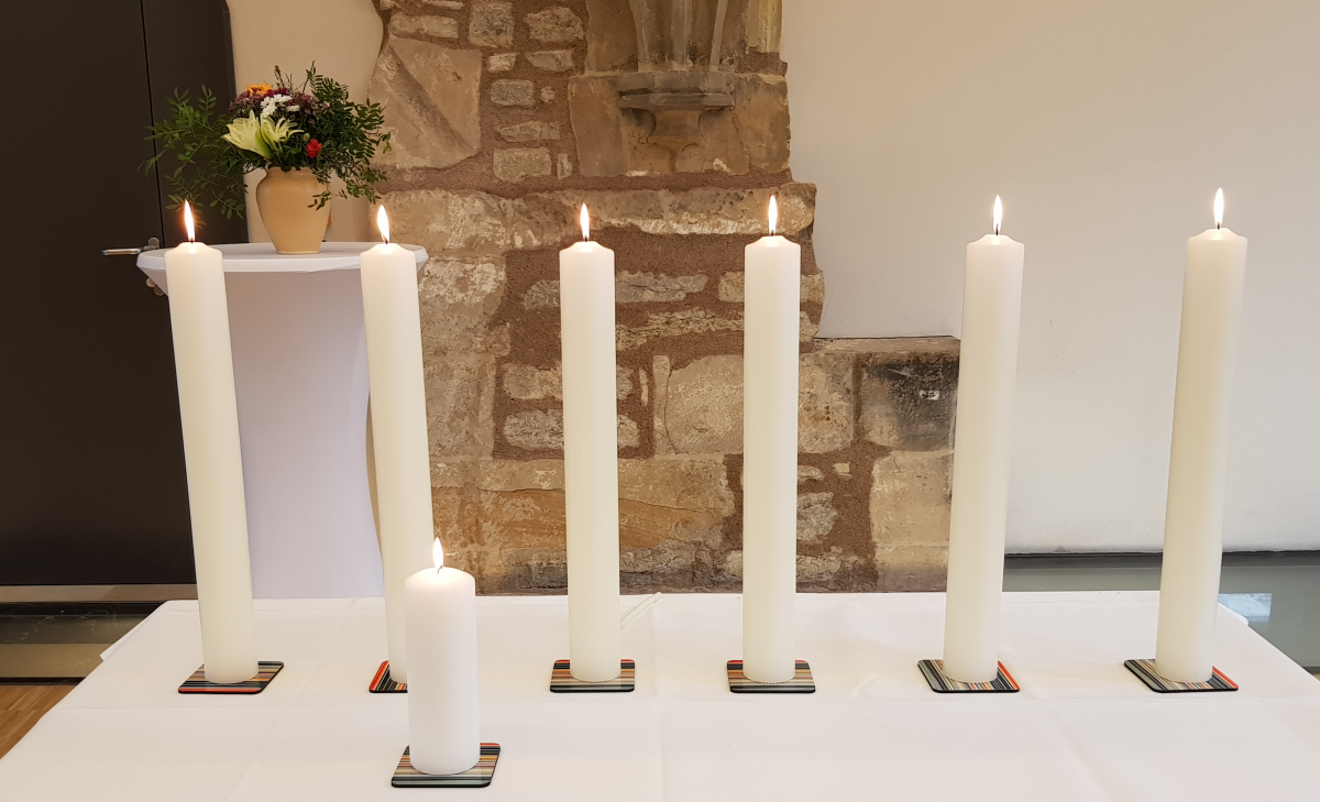 Kerzen im Augustinerkloster erinnern an die Opfer des Holocaust | Foto: Kirchenkreis Erfurt