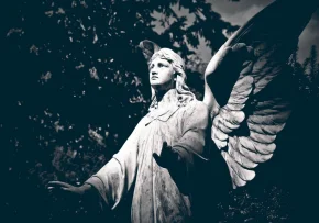 Ein Grabstein mit einem Engel.