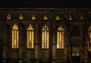 Die Erfurter Predigerkirche bei Nacht.