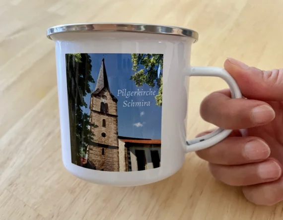 Gegen eine Spende kann eine Tasse mit der Darstellung der Pilgerkriche erworben werden.