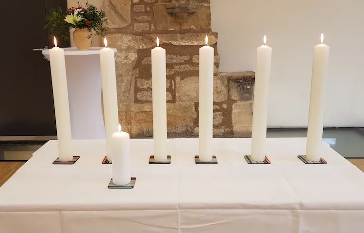 Brennende Kerzen erinnern an die Opfer des Holocaust.
