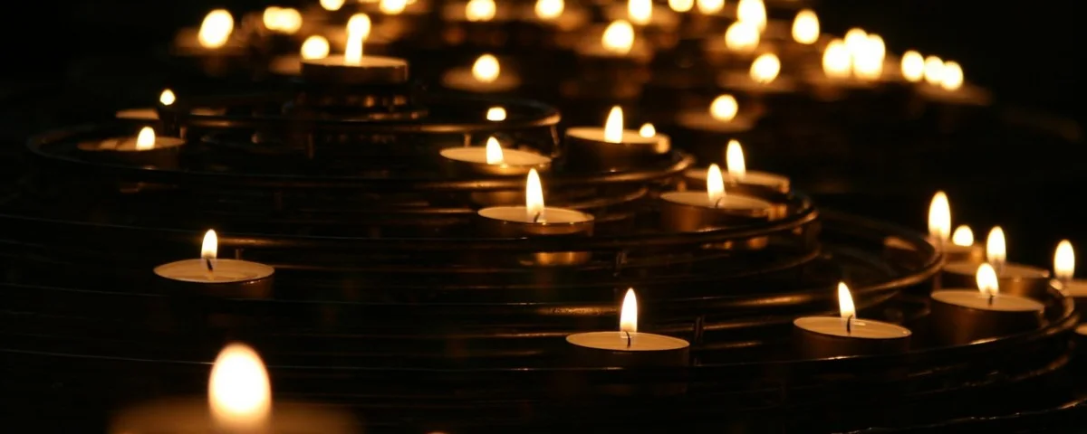 Kerzen erinnern an die Millionen Toten des Holocaust.