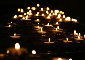 Kerzen erinnern an die Millionen Toten des Holocaust.