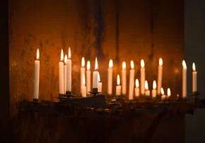 Kerzen - ein Symbol des Gedenkens. | Foto: Foto: Matthias Frank Schmidt
